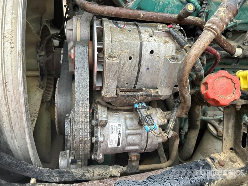 Volvo VE D12-435 6x4 T/A Sleeper Truck Tractor Trekkvogner