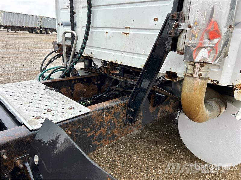 Volvo VE D12-435 6x4 T/A Sleeper Truck Tractor Trekkvogner