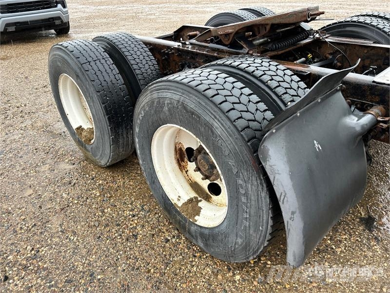 Volvo VE D12-435 6x4 T/A Sleeper Truck Tractor Trekkvogner