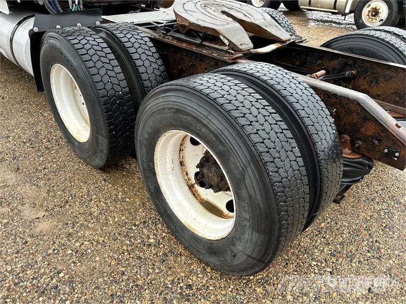 Volvo VE D12-435 6x4 T/A Sleeper Truck Tractor Trekkvogner