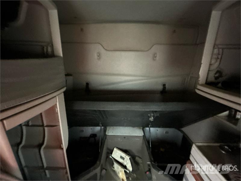 Volvo VE D12-435 6x4 T/A Sleeper Truck Tractor Trekkvogner
