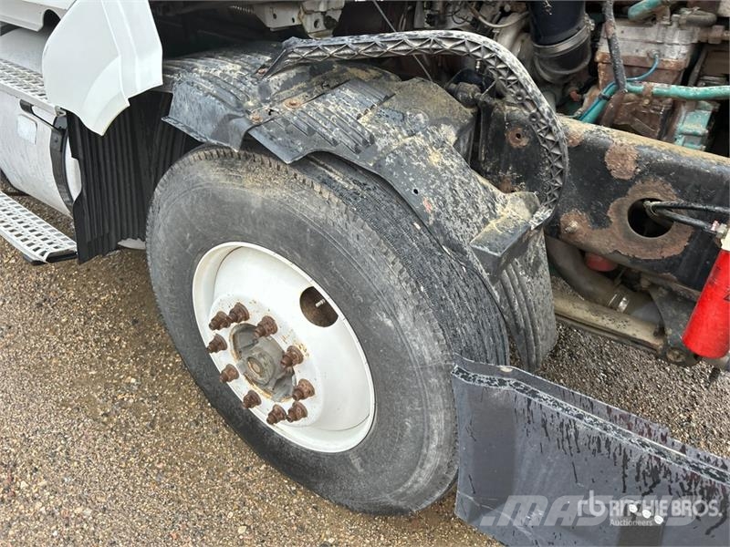 Volvo VE D12-435 6x4 T/A Sleeper Truck Tractor Trekkvogner