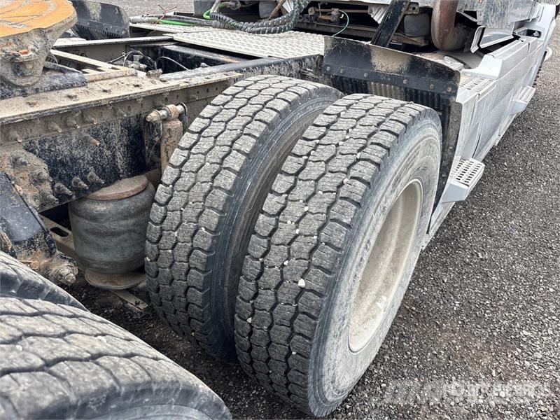 Volvo VNL Tractor Units