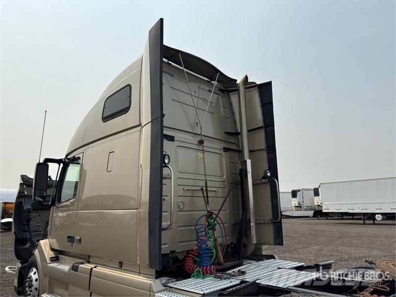 Volvo VNL 6x4 T/A Sleeper Truck Tractor Nyergesvontatók