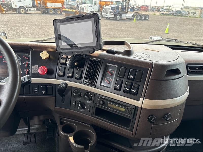 Volvo VNL 6x4 T/A Sleeper Truck Tractor Nyergesvontatók