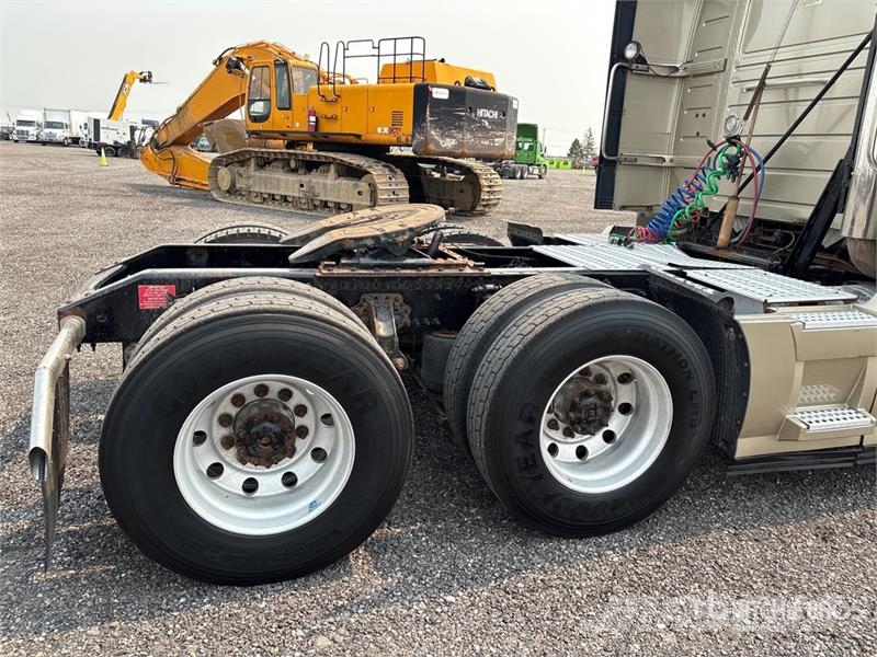 Volvo VNL 6x4 T/A Sleeper Truck Tractor Nyergesvontatók