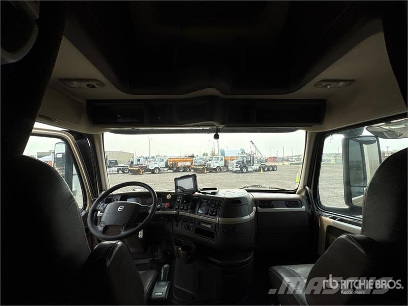 Volvo VNL 6x4 T/A Sleeper Truck Tractor Nyergesvontatók