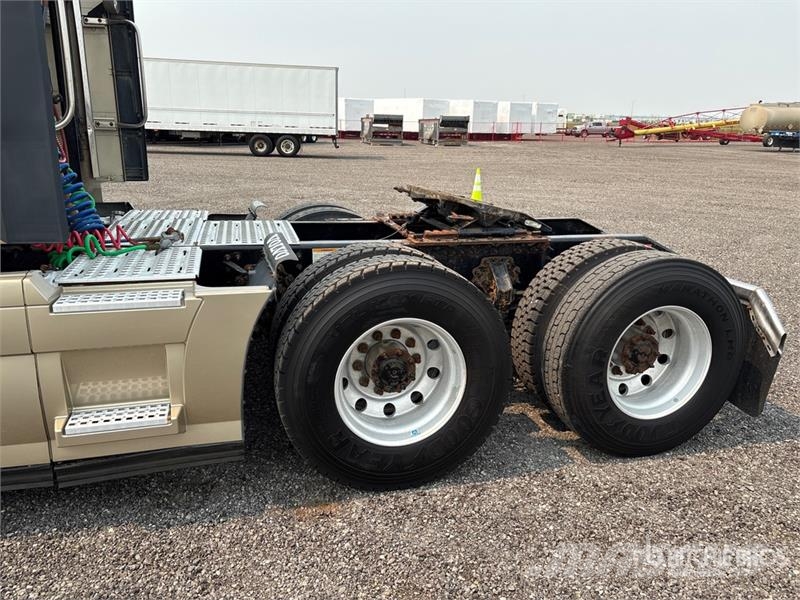 Volvo VNL 6x4 T/A Sleeper Truck Tractor Nyergesvontatók