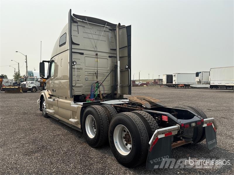 Volvo VNL 6x4 T/A Sleeper Truck Tractor Nyergesvontatók