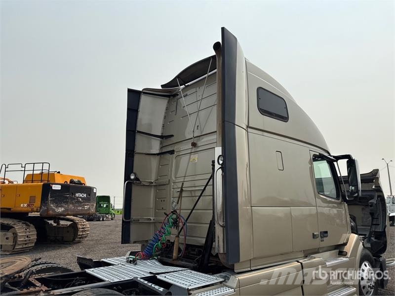 Volvo VNL 6x4 T/A Sleeper Truck Tractor Nyergesvontatók