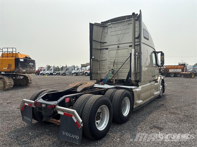 Volvo VNL 6x4 T/A Sleeper Truck Tractor Nyergesvontatók