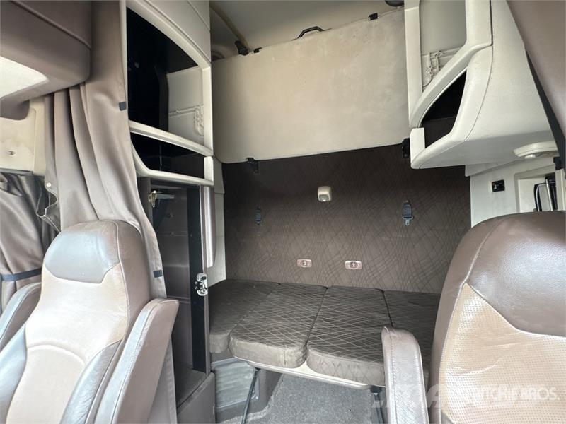 Volvo VNL 6x4 T/A Sleeper Truck Tractor Nyergesvontatók