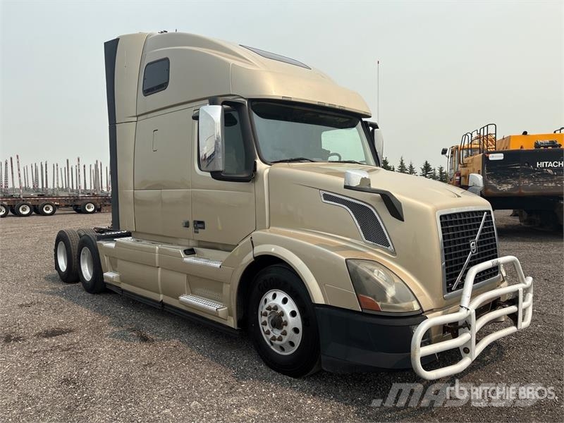 Volvo VNL 6x4 T/A Sleeper Truck Tractor Nyergesvontatók