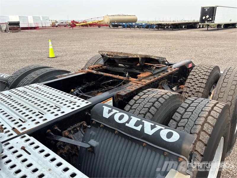 Volvo VNL 6x4 T/A Sleeper Truck Tractor Nyergesvontatók