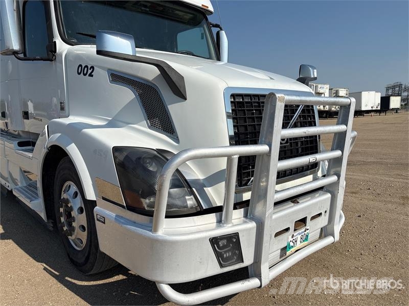 Volvo VNL 780 6x4 T/A Sleeper Truck Tractor Dragbilar