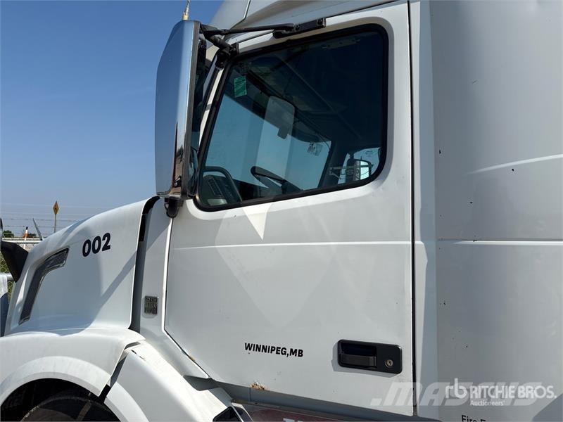 Volvo VNL 780 6x4 T/A Sleeper Truck Tractor Dragbilar