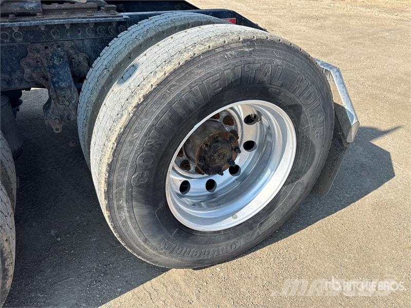 Volvo VNL 780 6x4 T/A Sleeper Truck Tractor Dragbilar