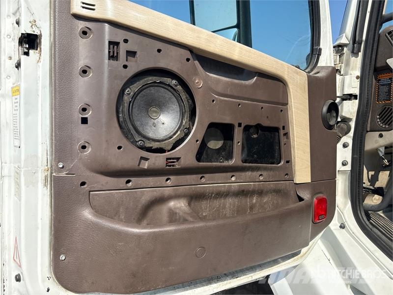 Volvo VNL 780 6x4 T/A Sleeper Truck Tractor Dragbilar