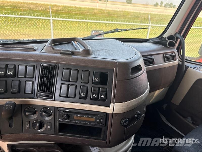 Volvo VNL 780 6x4 T/A Sleeper Truck Tractor Dragbilar