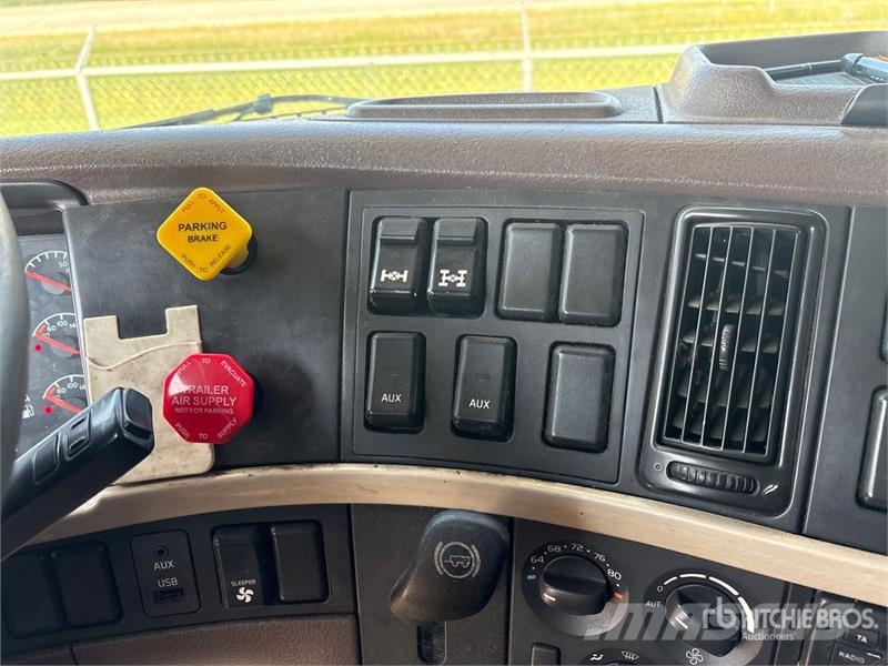 Volvo VNL 780 6x4 T/A Sleeper Truck Tractor Dragbilar