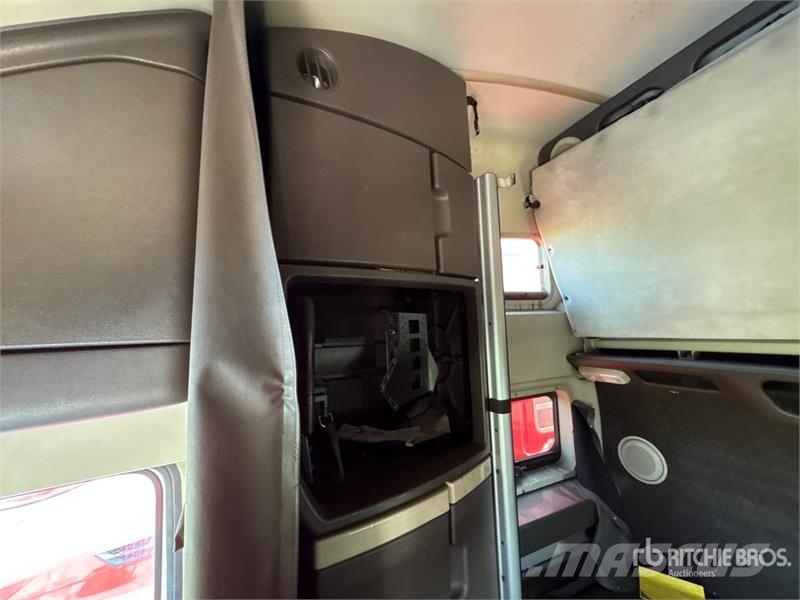 Volvo VNL 780 6x4 T/A Sleeper Truck Tractor Dragbilar