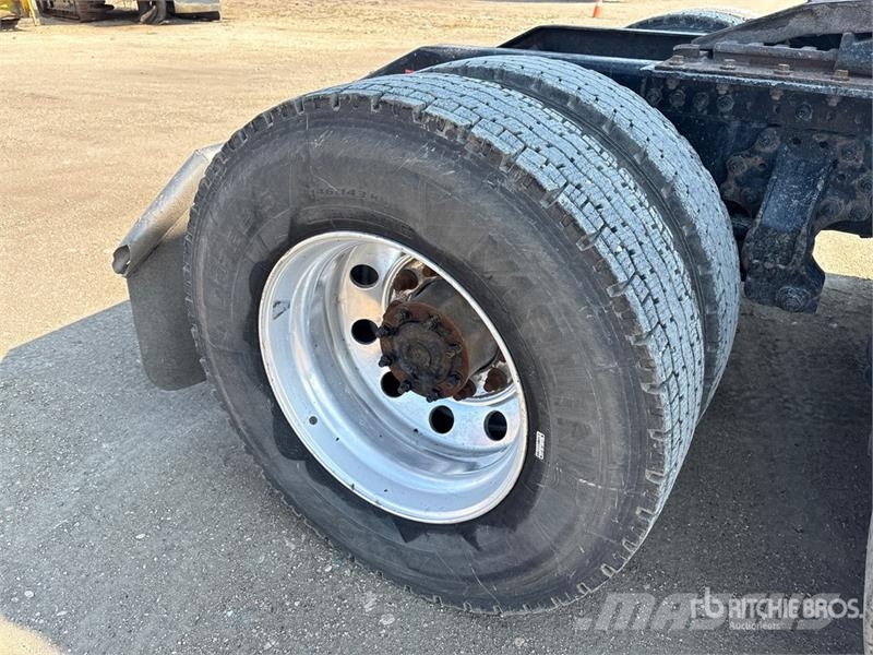 Volvo VNL 780 6x4 T/A Sleeper Truck Tractor Dragbilar