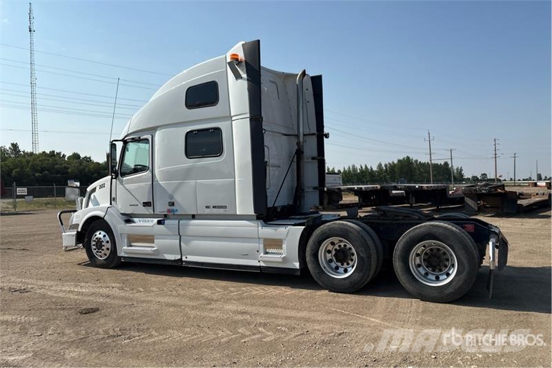 Volvo VNL 780 6x4 T/A Sleeper Truck Tractor Dragbilar
