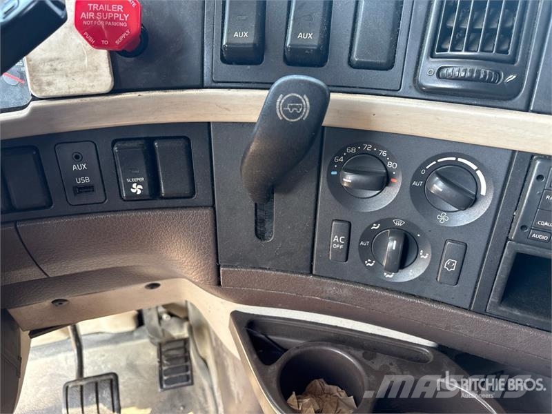 Volvo VNL 780 6x4 T/A Sleeper Truck Tractor Dragbilar