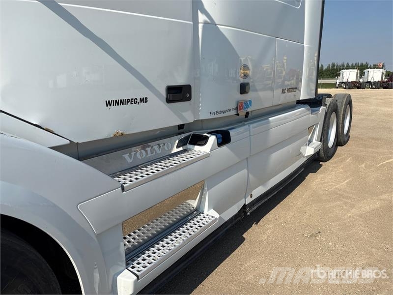 Volvo VNL 780 6x4 T/A Sleeper Truck Tractor Dragbilar