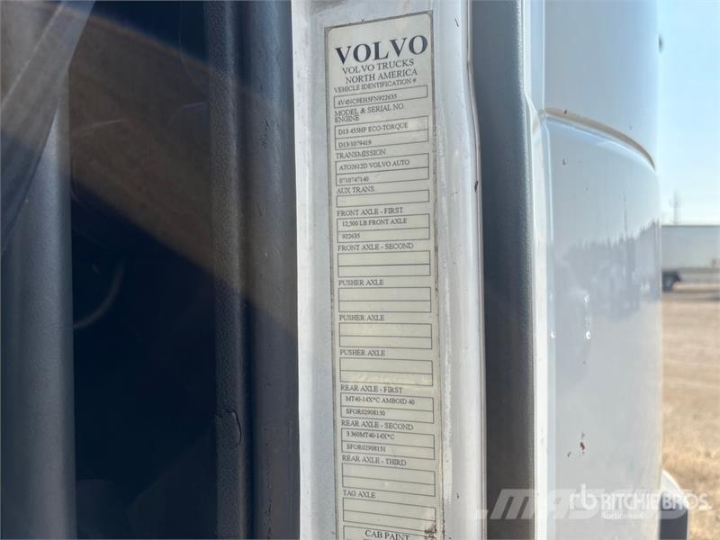 Volvo VNL 780 6x4 T/A Sleeper Truck Tractor Dragbilar