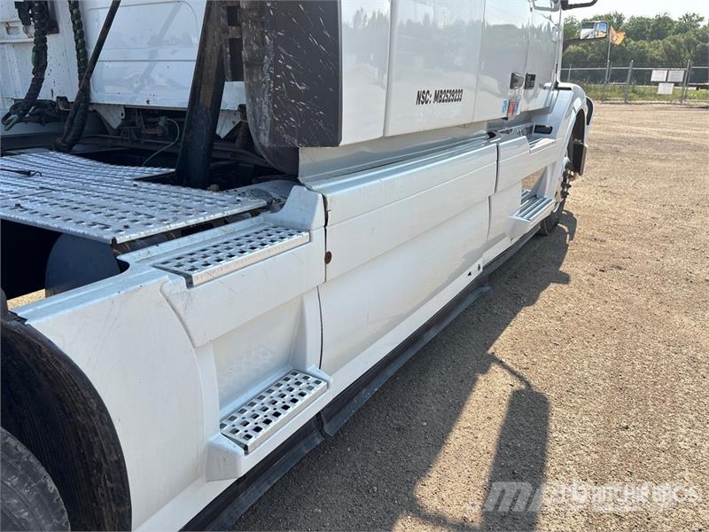 Volvo VNL 780 6x4 T/A Sleeper Truck Tractor Dragbilar