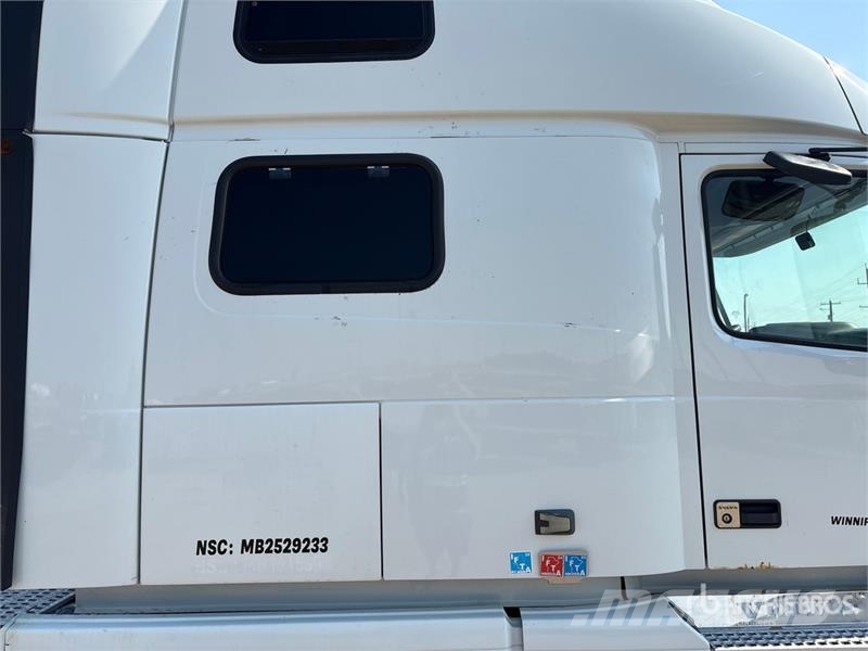 Volvo VNL 780 6x4 T/A Sleeper Truck Tractor Dragbilar
