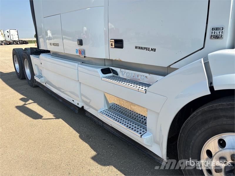 Volvo VNL 780 6x4 T/A Sleeper Truck Tractor Dragbilar