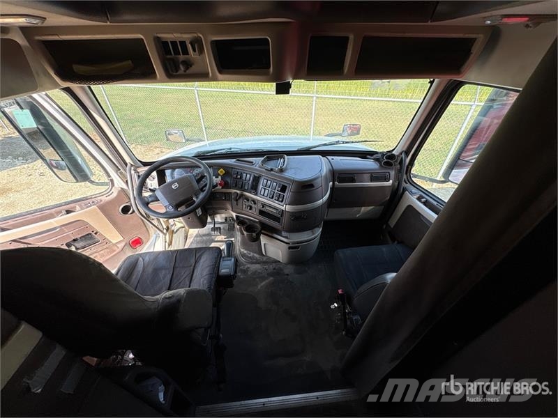 Volvo VNL 780 6x4 T/A Sleeper Truck Tractor Dragbilar