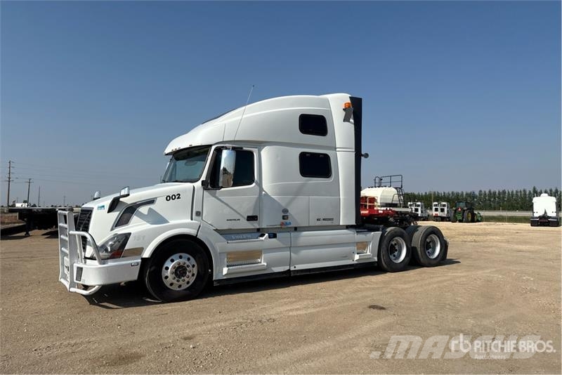 Volvo VNL 780 6x4 T/A Sleeper Truck Tractor Dragbilar