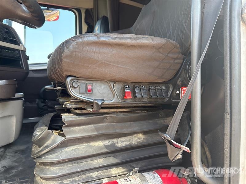 Volvo VNL 780 6x4 T/A Sleeper Truck Tractor Dragbilar