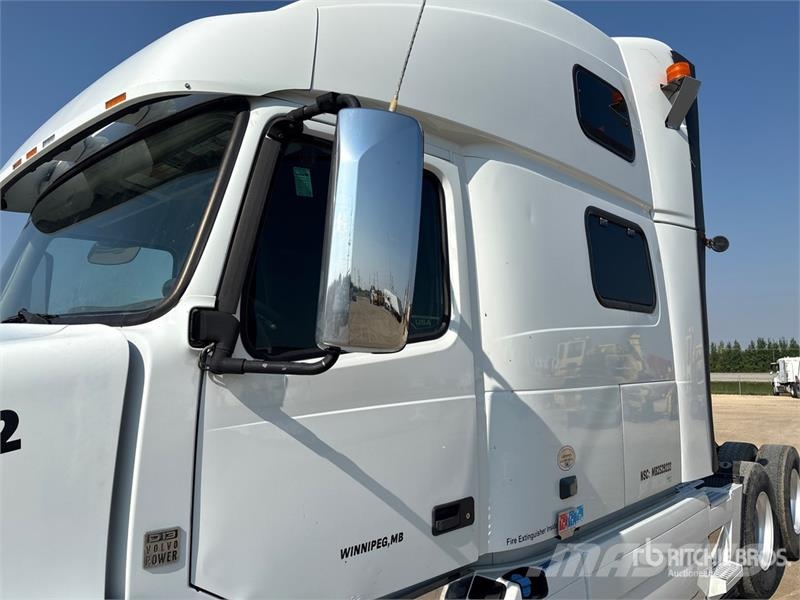 Volvo VNL 780 6x4 T/A Sleeper Truck Tractor Dragbilar