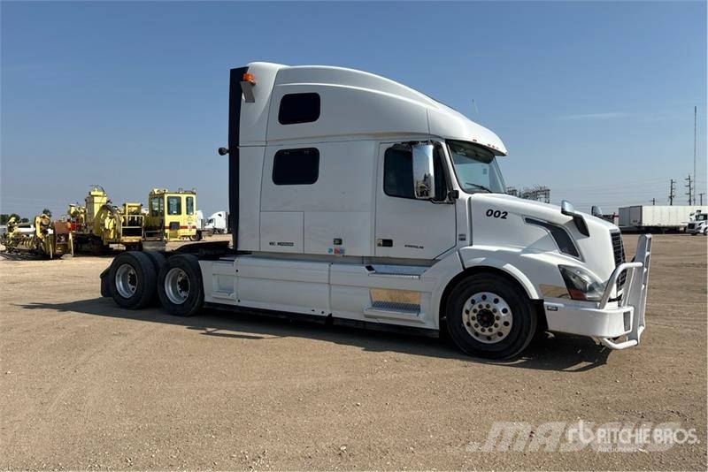 Volvo VNL 780 6x4 T/A Sleeper Truck Tractor Dragbilar