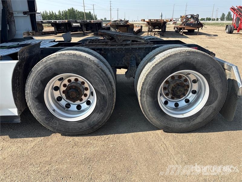 Volvo VNL 780 6x4 T/A Sleeper Truck Tractor Dragbilar