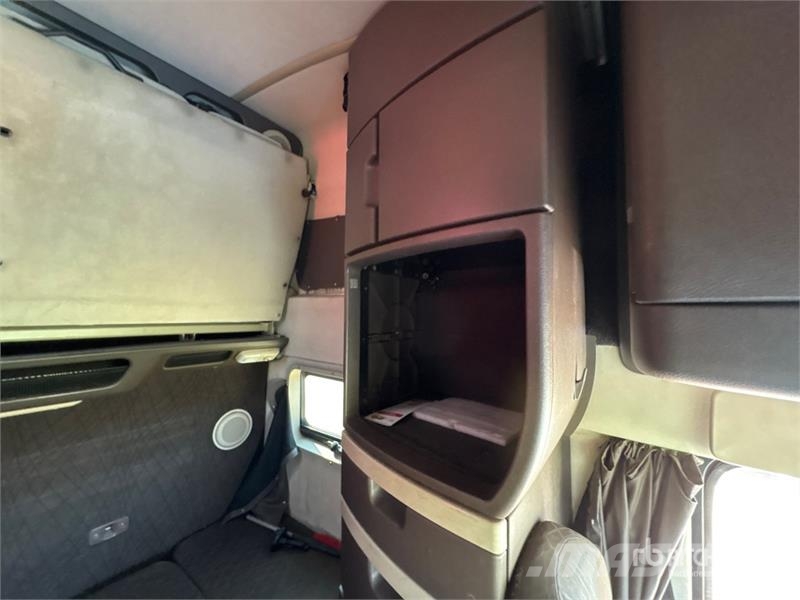 Volvo VNL 780 6x4 T/A Sleeper Truck Tractor Dragbilar