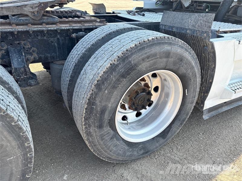 Volvo VNL 780 6x4 T/A Sleeper Truck Tractor Dragbilar