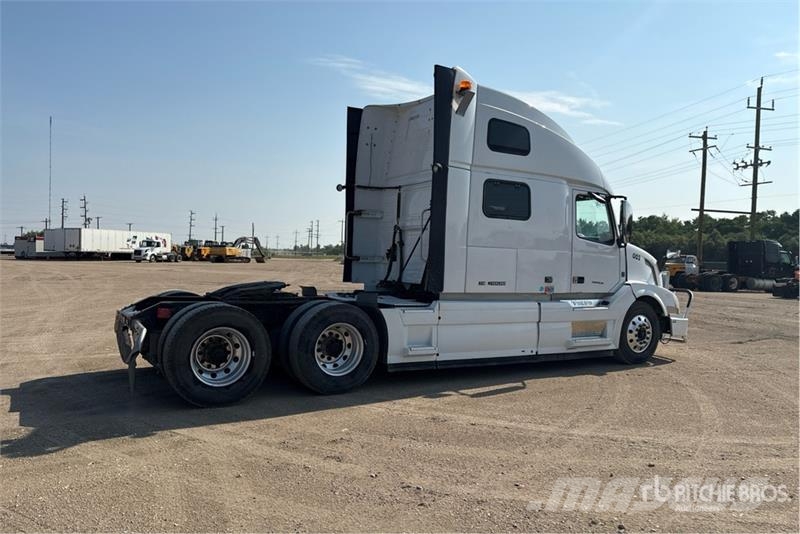 Volvo VNL 780 6x4 T/A Sleeper Truck Tractor Dragbilar