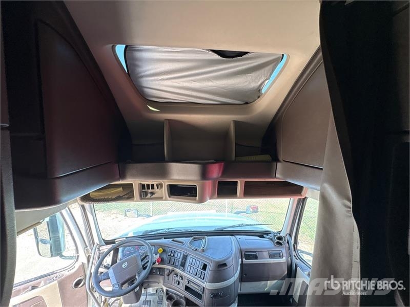 Volvo VNL 780 6x4 T/A Sleeper Truck Tractor Dragbilar