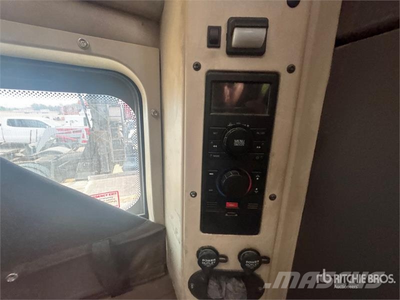 Volvo VNL64T Tractor Units