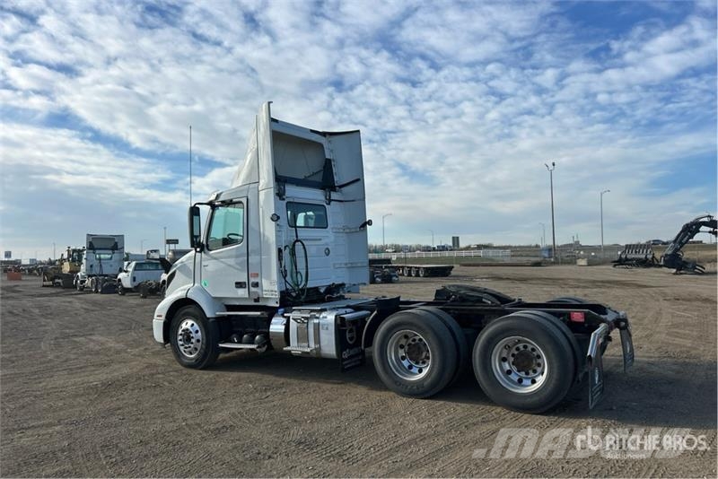 Volvo VNR 6x4 T/A Day Cab Truck Tractor Sattelzugmaschinen