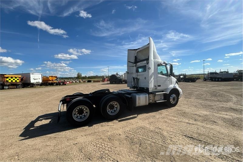 Volvo VNR 6x4 T/A Day Cab Truck Tractor Truck Tractor Units