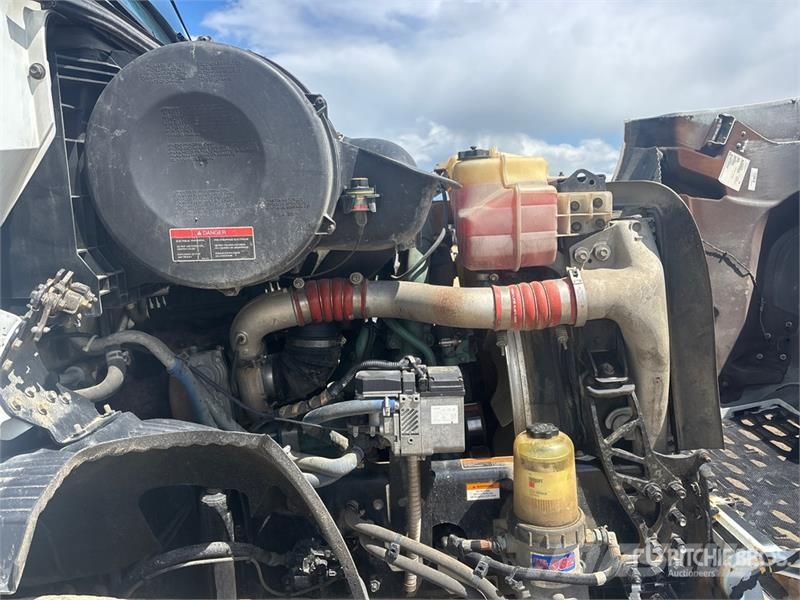 Volvo VNR 6x4 T/A Sleeper Truck Tractor 牵引车