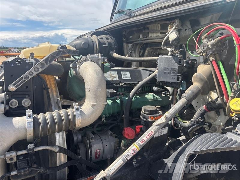 Volvo VNR 6x4 T/A Sleeper Truck Tractor 牵引车
