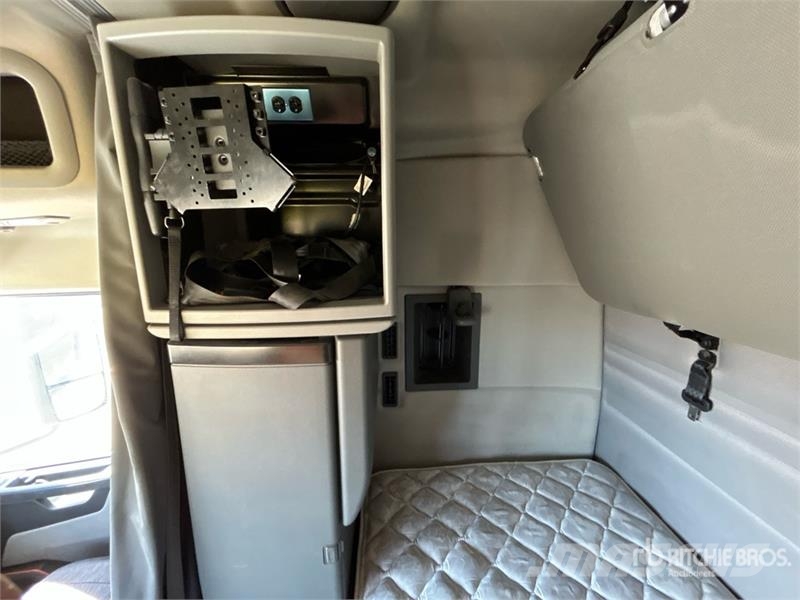 Volvo VNR 6x4 T/A Sleeper Truck Tractor Trekkers