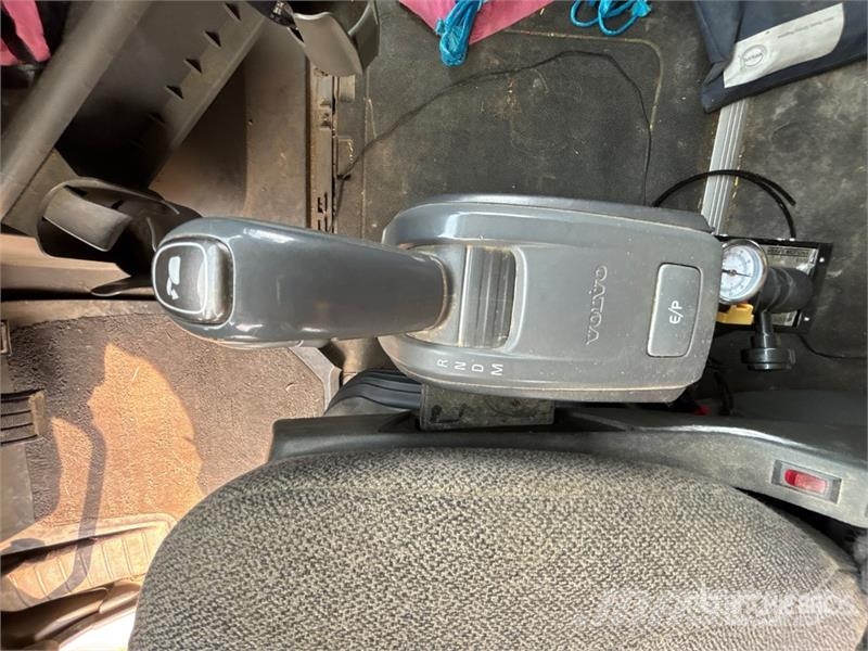 Volvo VNR 6x4 T/A Sleeper Truck Tractor Truck Tractor Units